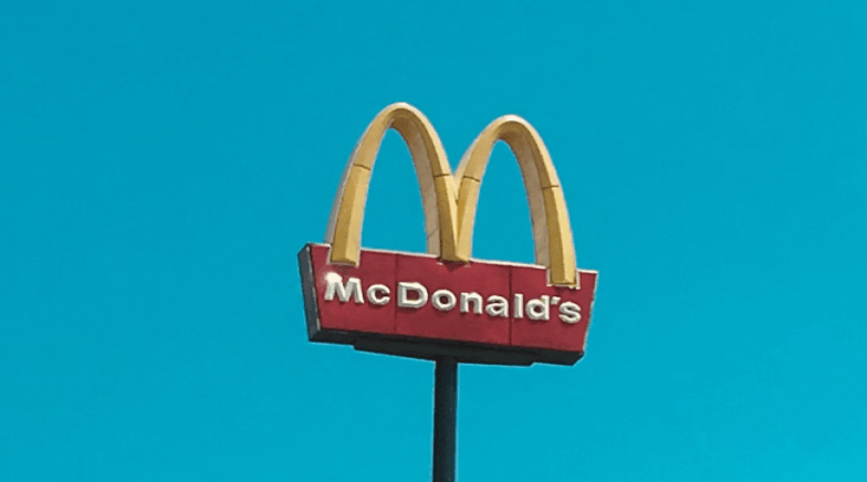 McDonald's raporton ulje të shitjeve për herë të parë që nga 2020
