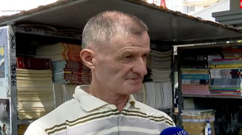 “Çdo ditë nis me Kuranin” – historia e Xhevat Çaushit, 62-vjeçarit që ia kushtoi jetën librave