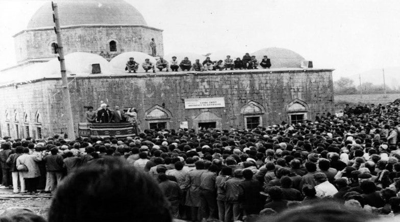 16 Nëntor 1990 – Rilindja e Besimit dhe Thirrja që U Dëgjua nga Xhamia e Plumbit